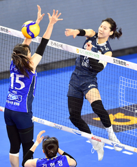 [포토]황민경 타돌리며 강타 GS 유서연