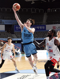 [포토]소노 이정현, 과감한 레이업슛