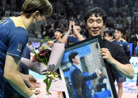 [포토]주장 최석기의 축하를 받는 신영철 감독