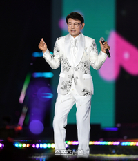 설운도 탑승 차량 아찔한 급발진 추정 사고…행인 10명 치고 식당 돌진, 운전자는 아내 이수진