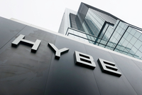 10% 급락한 하이브, 마약 스캔들 해명에 반등…‘리스크’ 우려는 여전[엔터주]