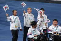 [포토] 태극기 흔들며 입장하는 한국대표팀 선수단 대표