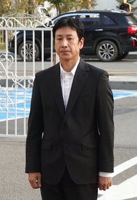 [포토] 마약 혐의 이선균, 경찰 출두하며 가족에 죄송하다