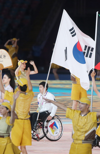 [포토] 장애인AG 폐막식, 한국선수단 입장...기수는 탁구 김영건