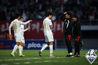 ‘후반에만 4실점’ 수원FC, 또 수비 와르르 무너졌다…9위 제주와 7점 차 유지[현장리뷰]