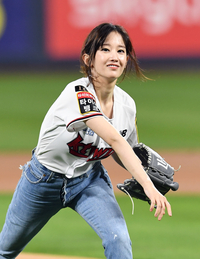 [포토]플레이오프 1차전 시구하는 배우 전종서