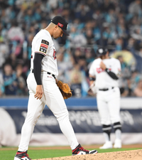 [포토]실책으로 자멸하는 KT 쿠에바스-황재균