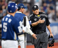 [포토]‘박민우 홈인 노플레이 이유 설명하는’ 이민호 구심