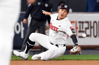 [포토]KT 황재균의 치명적 실책