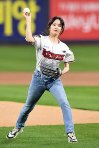 [포토]힘차게 시구하는 전종서