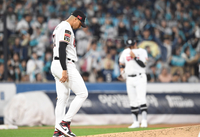 [포토]실책에 고개를 덜구는 KT 쿠에바스-황재균