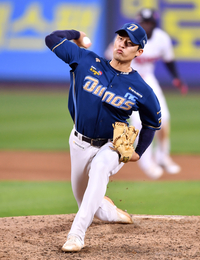 [포토]'중요한 순간...투수앞 땅볼 유도'류진욱