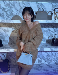 ‘단발 여신’ 안유진, 어깨 한 쪽 내렸는데 저세상 ‘요염’