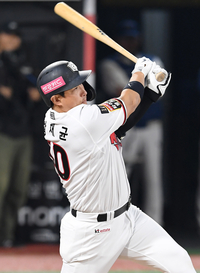 [포토]KT 황재균, NC 이용찬 상대 안타