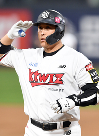 [포토]KT 황재균, 안타 신고합니다!