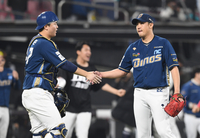 [포토]힘겹게 승리를 지켜낸 NC 이용찬과 김형준