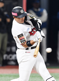 [포토]안타로 기회 이어가는 KT 황재균