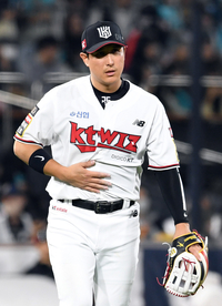 [포토]KT 황재균, 배가 아파...