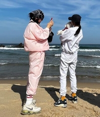 이 투 샷 환영! 바다 여행 떠난 송혜교-김혜수, ‘혜’ 자 돌림 자매 같은 다정 보스들