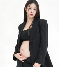 강소라, 만삭 화보 비하인드컷 공개..아름다운 D라인 노출