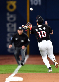 [포토]'역동작으로 잡고 싶었는데' 황재균