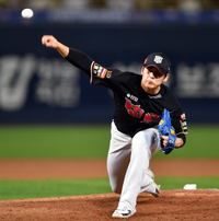 [포토]‘8회말 무실점 책임진’ 박영현