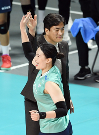 [포토]최은지의 득점을 축하하는 GS칼텍스 차상현 감독