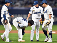 [포토]황재균 타구에 복부맞은 이용준