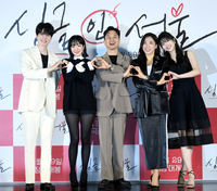 [포토] 이동욱-임수정-장현성-이미도-지이수 '달달한 하트 포즈'