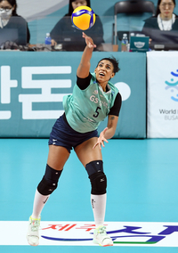 [포토]힘차게 서브하는 GS칼텍스 실바