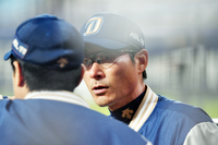 [포토]‘김수경 투수코치와 진지한 대화’ 강인권 감독