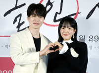 [포토] 이동욱- 임수정 '사랑스럽게 하트'