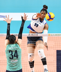 [포토]현대건설 모마, GS칼텍스 한수지의 블로킹 피해