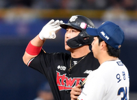 [포토]‘2회초 1사 1,3루 1타점 적시타’ 황재균