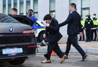 [포토]인사를 하며 차량에 오른 지드래곤