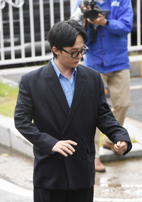 [포토]연신 옷깃을 만지는 지드래곤