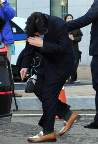 [포토]마약 혐의 조사 마친 지드래곤, 고개 숙여 인사하며...