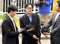 [포토]지드래곤, 옷이 불편해서...