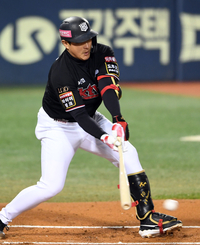 [포토]땅볼로 선취점 뽑아내는 KT 황재균