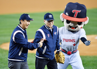 [포토]'29년만에 우승을 응원합니다' 94년 우승 주역 김동수와 김용