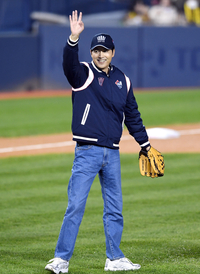 [포토]손인사 건네는 정우성