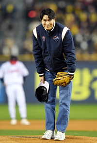 [포토] 정우성 '관중에 깍듯한 인사'