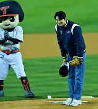 [포토]'인사먼저' KS2차전 시구는 정우성