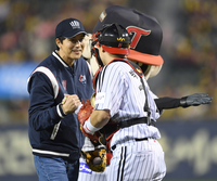 [포토] 시구 정우성 '좋은 경기 부탁해요'