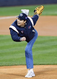 [포토]힘차게 시구하는 정우성