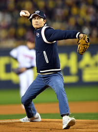 [포토] 시구하는 정우성 '레이저 눈빛'