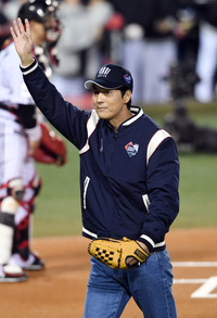 [포토]정우성, 시구 잘 마쳤어요!