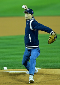 [포토]'긴장감 넘치는 시구' 정우성