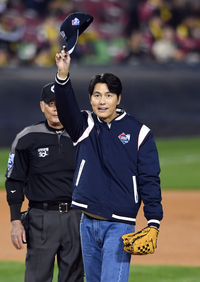 [포토]정우성, 시구하러 나왔습니다!