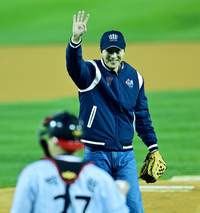 [포토]'반가워요!' KS2차전 시구는 정우성